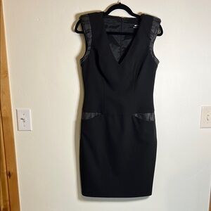 Black Halo V-Neck Black Lined Dress. Fits a 4/6. Excellent shape. Just cleaned.